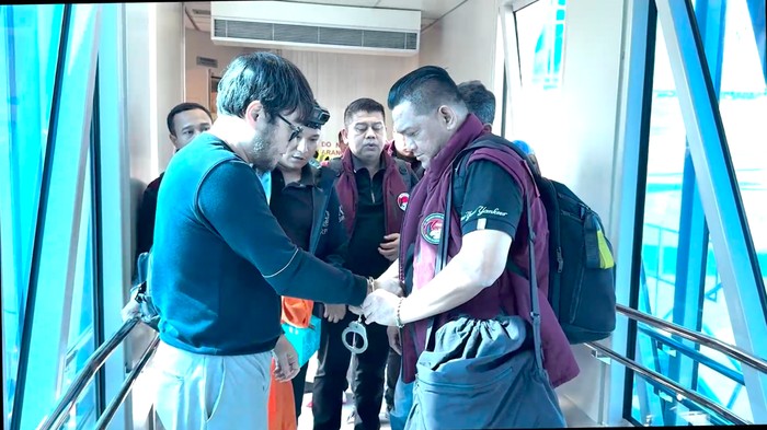 Tim Polri memulangkan Frans Antony dari Malaysia ke Indonesia. Frans merupakan buronan TPPU dengan tindak pidana asal narkotika jaringan Fredy Pratama. (dok Istimewa)