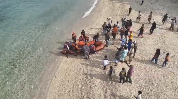 Tim SAR saat mengevakuasi jenazah Ahmad Efendi di Pantai Pangumbahan