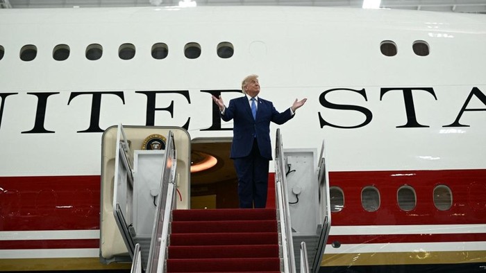 Trump saat meresmikan pesawat hadiah Qatar yang dimodifikasi menjadi Air Force One baru (AFP/BRENDAN SMIALOWSKI)