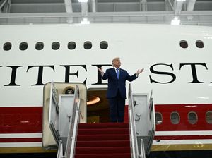 Kala Trump Pamer Pesawat Boeing 747 Pemberian Qatar