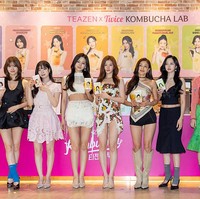 Sana bersama delapan member TWICE lainnya menghadiri pembukaan pop-up store TEAZEN Kombucha Lab di Seoul, Korea Selatan, pada Kamis (18/6/2026).Masing-masing personel mengenakan busana girlie yang didominasi mini dress dan short pants. Foto: ImaZins via Getty Images/The Chosunilbo JNS