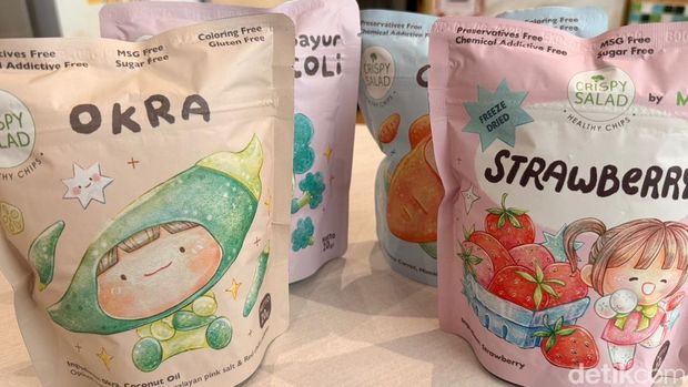Pemilik upaya Crispy Salad, Irvan Tan, berpotret dengan produknya.