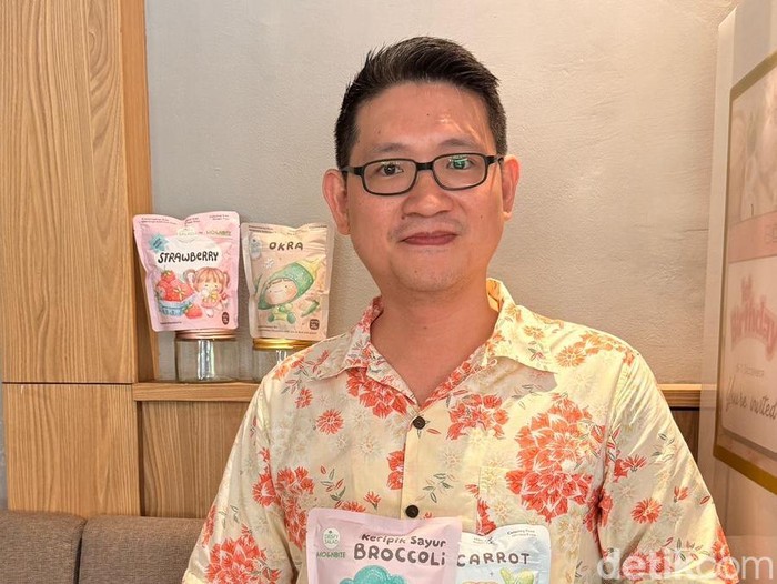 Pemilik usaha Crispy Salad, Irvan Tan, berfoto dengan produknya.