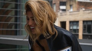 Gabrielle Figueiredo memilih tank top dan jaket kulit bertuliskan Brasil serta nama sang suami, Gabriel Magalhães. Foto: Instagram