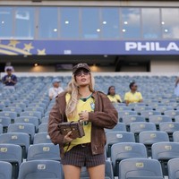 Karoline Lima diketahui berpacaran dengan Léo Pereira. Di Instagram, ia memamerkan penampilan dengan jersey, jaket, dan celana pendek cokelat bersama tas Louis Vuitton. Foto: Instagram