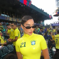 8 Gaya WAGs Brasil Dukung Pasangan di Piala Dunia, Jersey Crop Top Hingga Latex