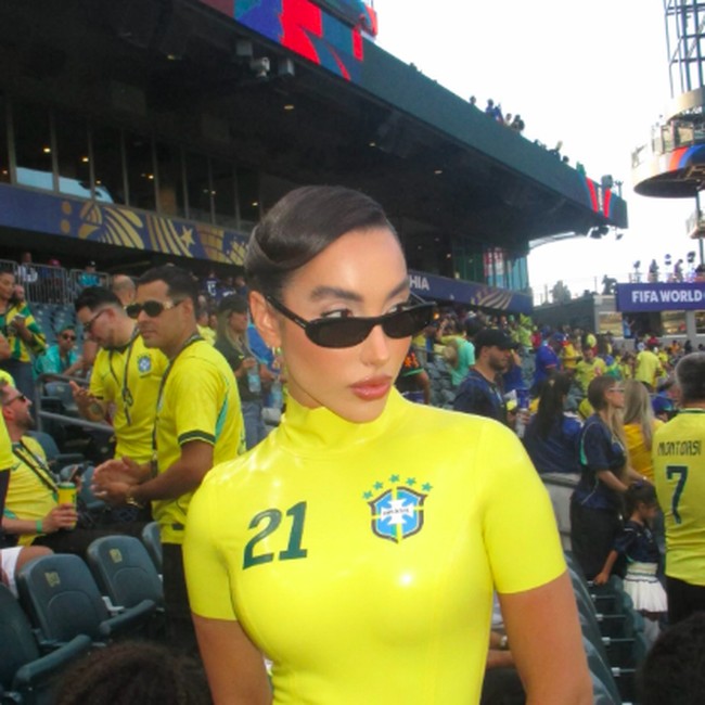8 Gaya WAGs Brasil Dukung Pasangan di Piala Dunia, Jersey Crop Top Hingga Latex