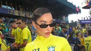 Istri Luiz Henrique, Tammy Parisoto hadir dengan jersey latex yang memberi sentuhan edgy di tengah euforia Piala Dunia. Foto: Instagram