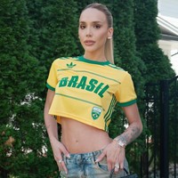 Ana Lídia Martins memamerkan gayanya selama mendukung suami di Amerika Serikat. Bruno Guimarães itu memakai jersey crop top dan celana jeans yang juga diwarnai lukisan bertema Brasil. Foto: Instagram