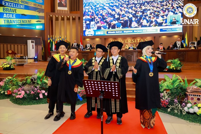 Momen Anang Hermansyah, Ashanty, dan Azriel menyanyi saat wisuda di Unair