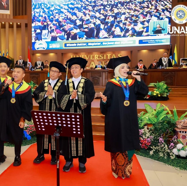Momen Spesial Anang-Ashanty, Diwisuda Sekaligus Hibur Wisudawan Unair