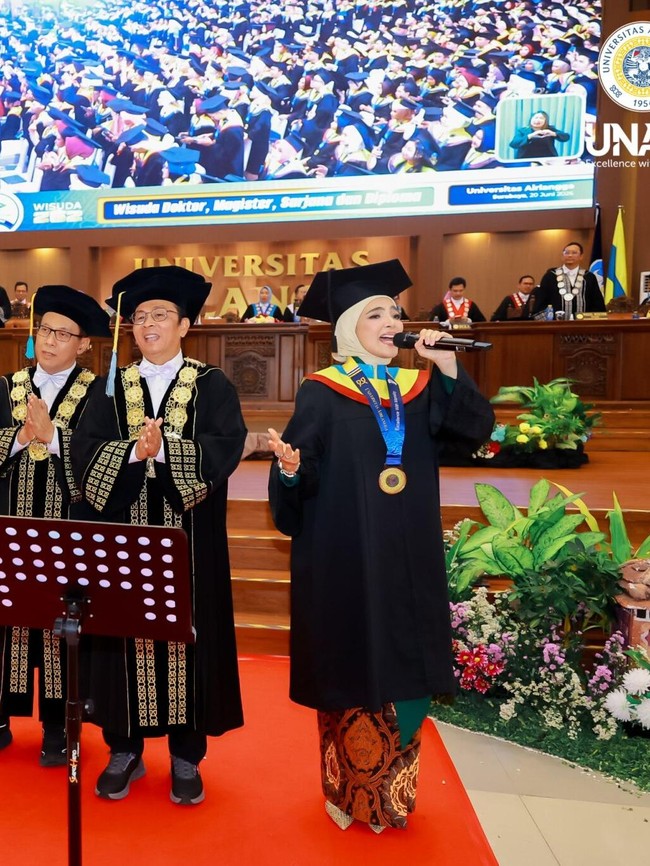 Momen Spesial Anang-Ashanty, Diwisuda Sekaligus Hibur Wisudawan Unair