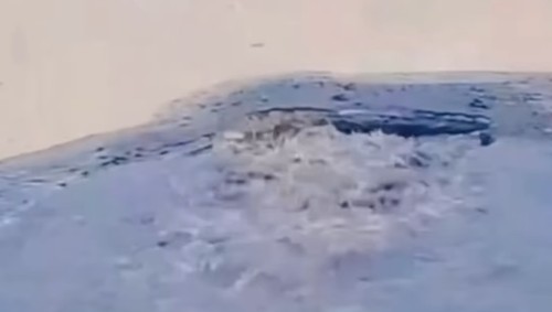 Air keruh menyebur dari balik pasir Pantai Segara Ayu, Desa Sanur Kaja, Denpasar. (Tangkapan layar video viral)