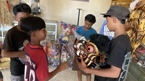 Anak-anak membeli barong bangkal karya Mangku Merta di Art Shop Amerta Nadi Jaya di Banjar Nyamping, Desa Gunaksa, Klungkung, Bali, Minggu (21/6/2026). (Fatih Kudus Jaelani/detikBali) Anak-anak membeli barong bangkal karya Mangku Merta di Art Shop Amerta Nadi Jaya di Banjar Nyamping, Desa Gunaksa, Klungkung, Bali, Minggu (21/6/2026). (Fatih Kudus Jaelani/detikBali)