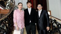 Angel Karamoy dan Steven Rumangkan berangkat bersama putra mereka, Junio, menuruju acara kelulusan Lovely. Momen ini menunjukkan mantan suami istri ini tetap kompak untuk mendukung putra-putri mereka. Foto: Instagram @realangelkaramoy