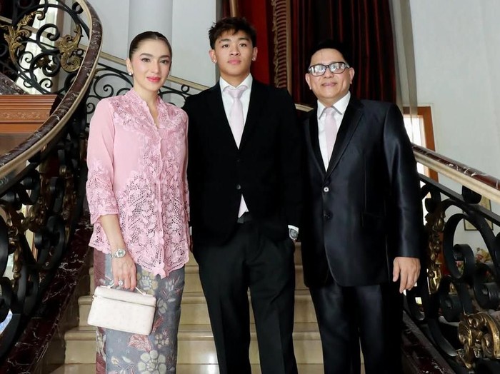 Angel Karamoy dampingi Lovely di momen kelulusan SMA.