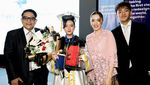 Kompak! Angel Karamoy dan Steven Rumangkang Dampingi Lovely Lulus SMA