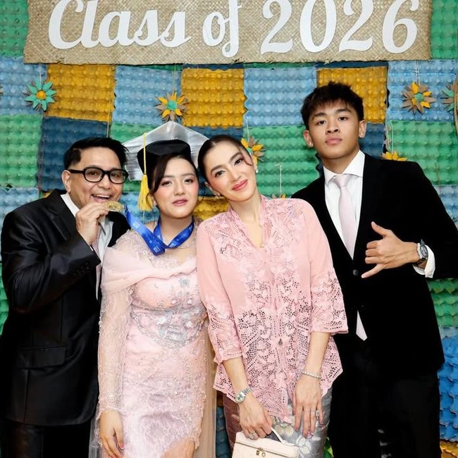 Kompak! Angel Karamoy dan Steven Rumangkang Dampingi Lovely Lulus SMA