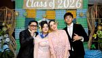 Kompak! Angel Karamoy dan Steven Rumangkang Dampingi Lovely Lulus SMA