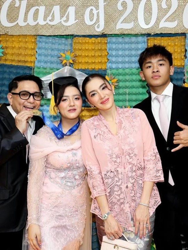 Kompak! Angel Karamoy dan Steven Rumangkang Dampingi Lovely Lulus SMA