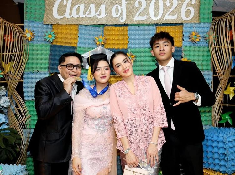 Kompak! Angel Karamoy dan Steven Rumangkang Dampingi Lovely Lulus SMA