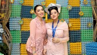 Angel Karamoy dan putri sulungnya, Lovely, kompak memakai kebaya bernuansa pink. Ibu dan anak dipuji netizen bak kakak dan adik. Foto: Instagram @realangelkaramoy
