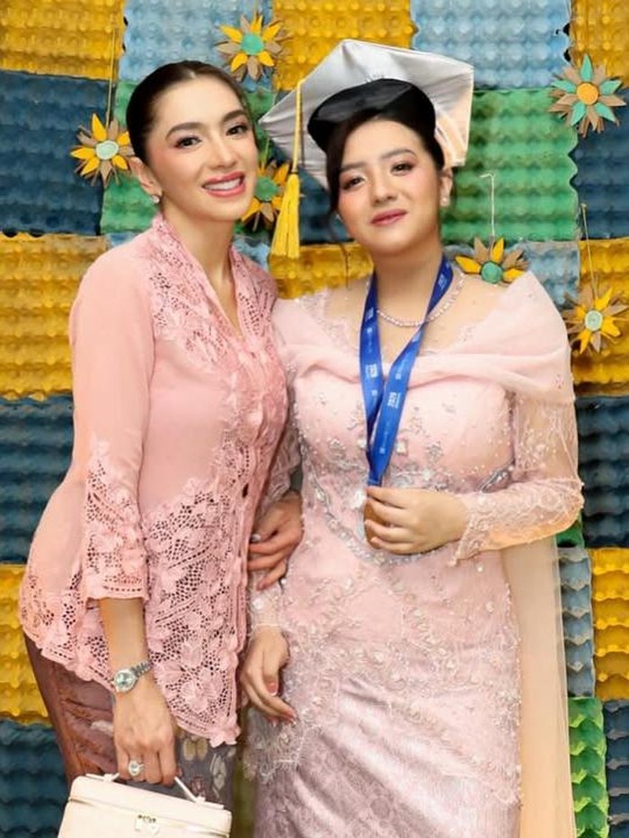 Angel Karamoy dampingi Lovely di momen kelulusan SMA.