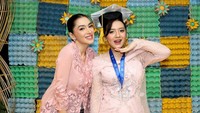 Finally Congratulation for ur graduation, be ready for the next chapter kk sayang. Proud of you n we love u so much, tulis Angel Karamoy dalam unggahannya dilihat pada Senin (22/6/2026). Foto: Instagram @realangelkaramoy