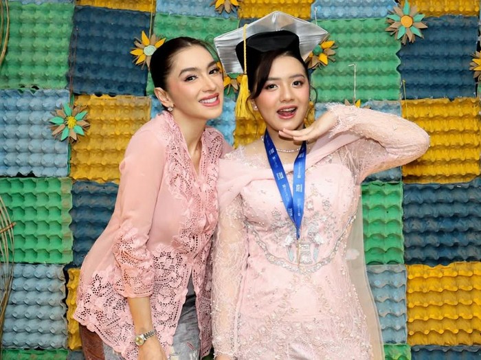 Angel Karamoy dampingi Lovely di momen kelulusan SMA.