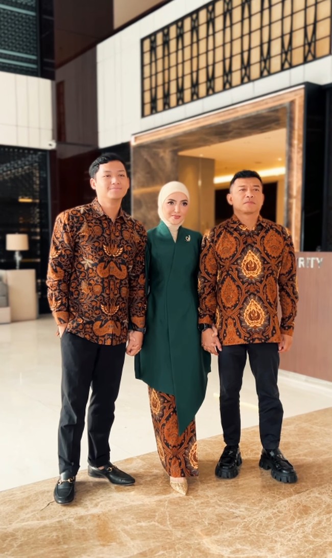 Begitu pula dengan Ashanty yang menegaskan bahwa momen wisuda bertiga bersama keluarganya bukan sekadar tentang toga dan gelar, melainkan sebuah pembuktian bahwa belajar adalah proses seumur hidup yang tidak mengenal batasan usia. Dalam pidatonya saat resmi menyelesaikan program S3 di Universitas Airlangga, Ashanty juga mengucapkan rasa syukur atas terwujudnya mimpi besar ini yang berhasil diraih berkat kerja keras, komitmen membagi peran, serta dukungan penuh dari suami dan anak-anak tercinta. Foto: Dok. Instagram @ashanty_ash.