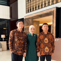 Begitu pula dengan Ashanty yang menegaskan bahwa momen wisuda bertiga bersama keluarganya bukan sekadar tentang toga dan gelar, melainkan sebuah pembuktian bahwa belajar adalah proses seumur hidup yang tidak mengenal batasan usia. Dalam pidatonya saat resmi menyelesaikan program S3 di Universitas Airlangga, Ashanty juga mengucapkan rasa syukur atas terwujudnya mimpi besar ini yang berhasil diraih berkat kerja keras, komitmen membagi peran, serta dukungan penuh dari suami dan anak-anak tercinta. Foto: Dok. Instagram @ashanty_ash.