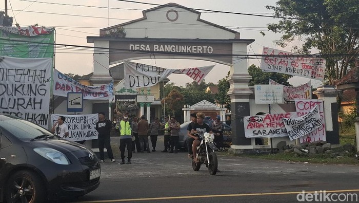 Suasana kantor Kalurahan Bangunkerto, Turi, Sleman usai aksi massa siang tadi, Minggu (21/6/2026).