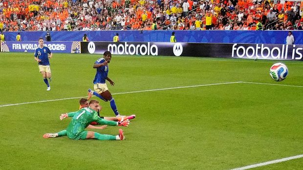 Belanda vs Swedia Soccer Football - FIFA World Cup 2026 - Group F - Netherlands v Sweden - Houston Stadium, Houston, Texas, U.S. - June 20, 2026 Sweden's Anthony Elanga scores their first goal past Netherlands' Bart Verbruggen REUTERS/Phil Noble