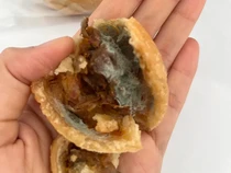 Viral Curry Puff Berjamur Hijau, Pembeli Sampai Kaget Lihat Isiannya