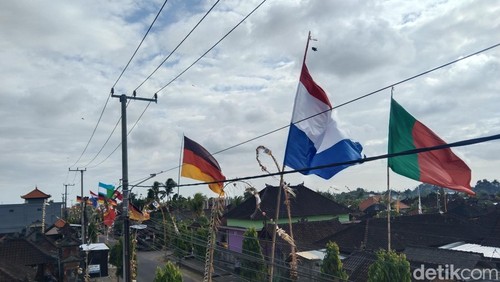 Bendera negara-negara peserta Piala Dunia berkibar di Nyitdah, Tabanan.