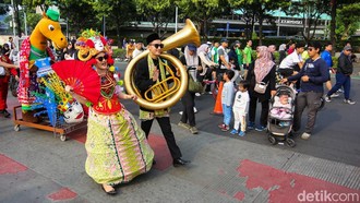 Budaya Betawi Pukau Warga, Parade Ondel-Ondel Jadi Magnet CFD Jakarta