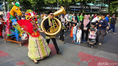 Budaya Betawi Pukau Warga, Parade Ondel-Ondel Jadi Magnet CFD Jakarta