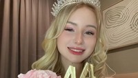 Dasha Gartman berulang tahun ke-44. Ia memperlihatkan kue ulang tahunnya yag berwarna pink dengan hiasan dua bunga mawar dan pita. (Foto: dok Instagram bulebarbie_official)