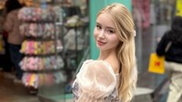 Dasha Gartman seakan sudah bisa menebak reaksi netizen melihat usianya saat ini. Ini ulang tahunku yang ke-44. Jangan khawatir, aku juga kaget, tulisnya dilihat di Instagram, Senin (22/6/2026). (Foto: dok Instagram bulebarbie_official)