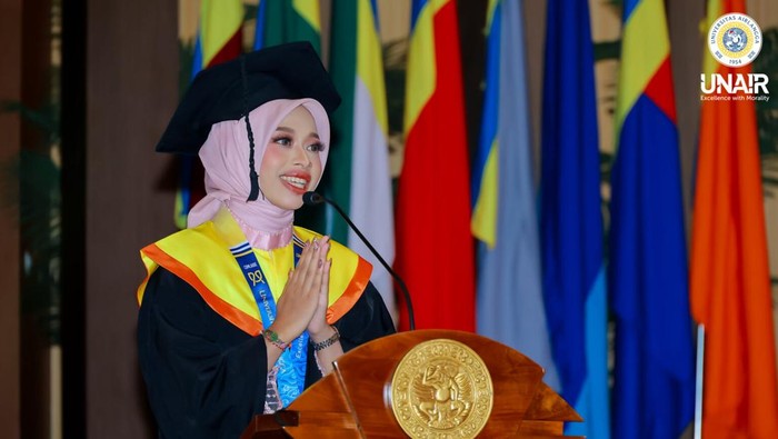 Devi, lulusan terbaik Unair