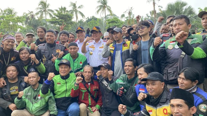Dishub Pemprov DKI Jakarta bersama komunitas pengemudi ojol di Balai Kota, Jakarta, Minggu (21/6/2026).