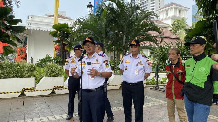 Dishub Pemprov DKI Jakarta bersama komunitas pengemudi ojol di Balai Kota, Jakarta, Minggu (21/6/2026).