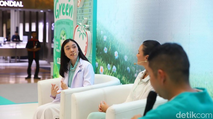 Dokter spesialis gizi klinis dr Shiela Stefani, SpGK, AIFO-K di acara Mama Lime Green Day Fest 2026
