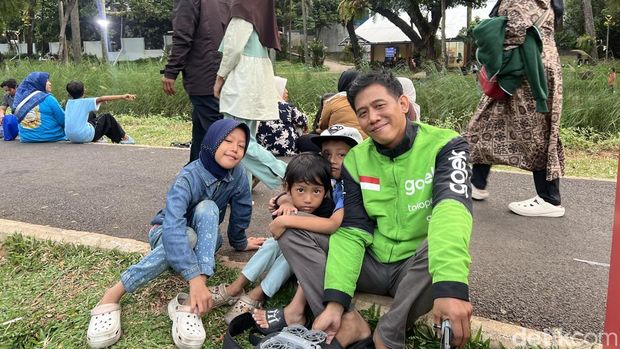 Roy (40), driver ojol yang membawa ketiga anaknya berlibur ke Taman Bendera Pusaka, Jakarta Selatan. (Adhfar/detikcom)