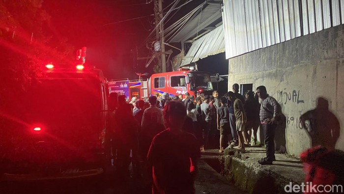 Foto: Suasana saat warga sekitar tonton lokasi kebakaran dan live streaming (dok. Mhd Ilham Pradilla)
