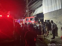 Warga Ramai-ramai Live TikTok di Sekitar Pabrik Mainan yang Terbakar di Medan
