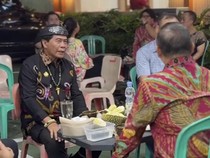 Ngobrol Santai dengan Gubernur Kalbar, Gubernur Kaltara Cicipi Durian Jemongko