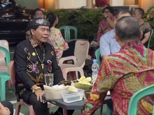 Ngobrol Santai dengan Gubernur Kalbar, Gubernur Kaltara Cicipi Durian Jemongko