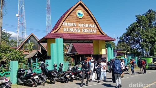 Sejumlah calon pendaki Gunung Rinjani di pintu TNGR Resort Sembalun, Lombok Timur, NTB, beberapa waktu lalu.