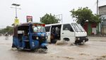 Hujan Deras Rendam Mogadishu, Kendaraan Terobos Genangan di KM4